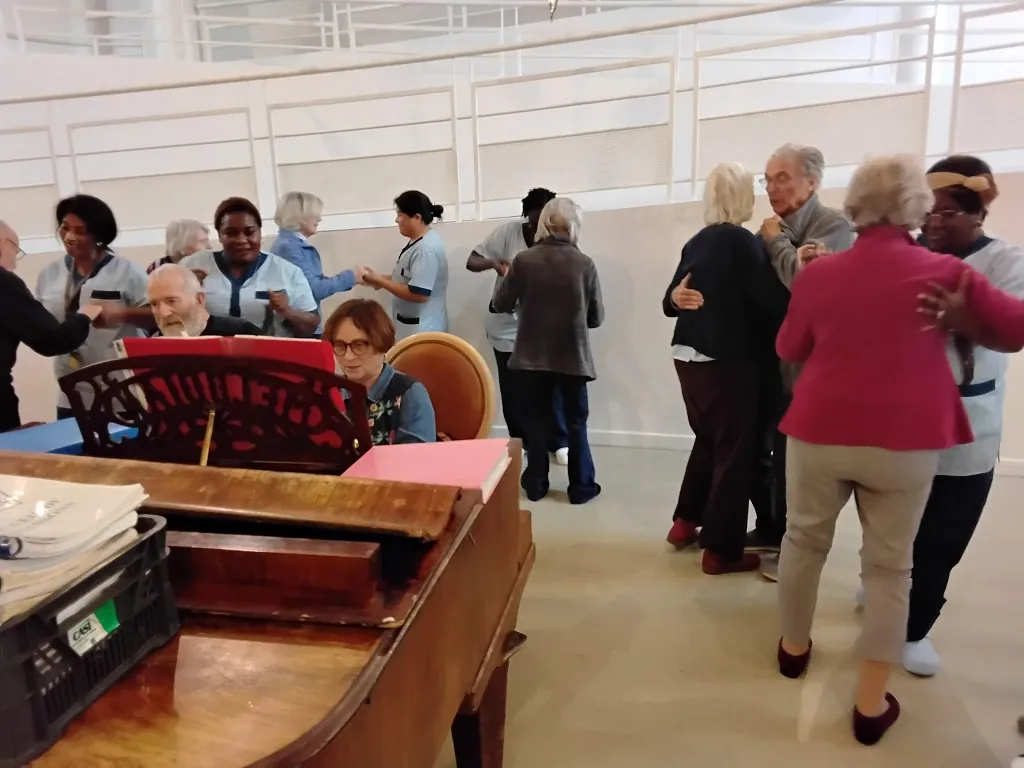 Le vieux piano de l'Agora...