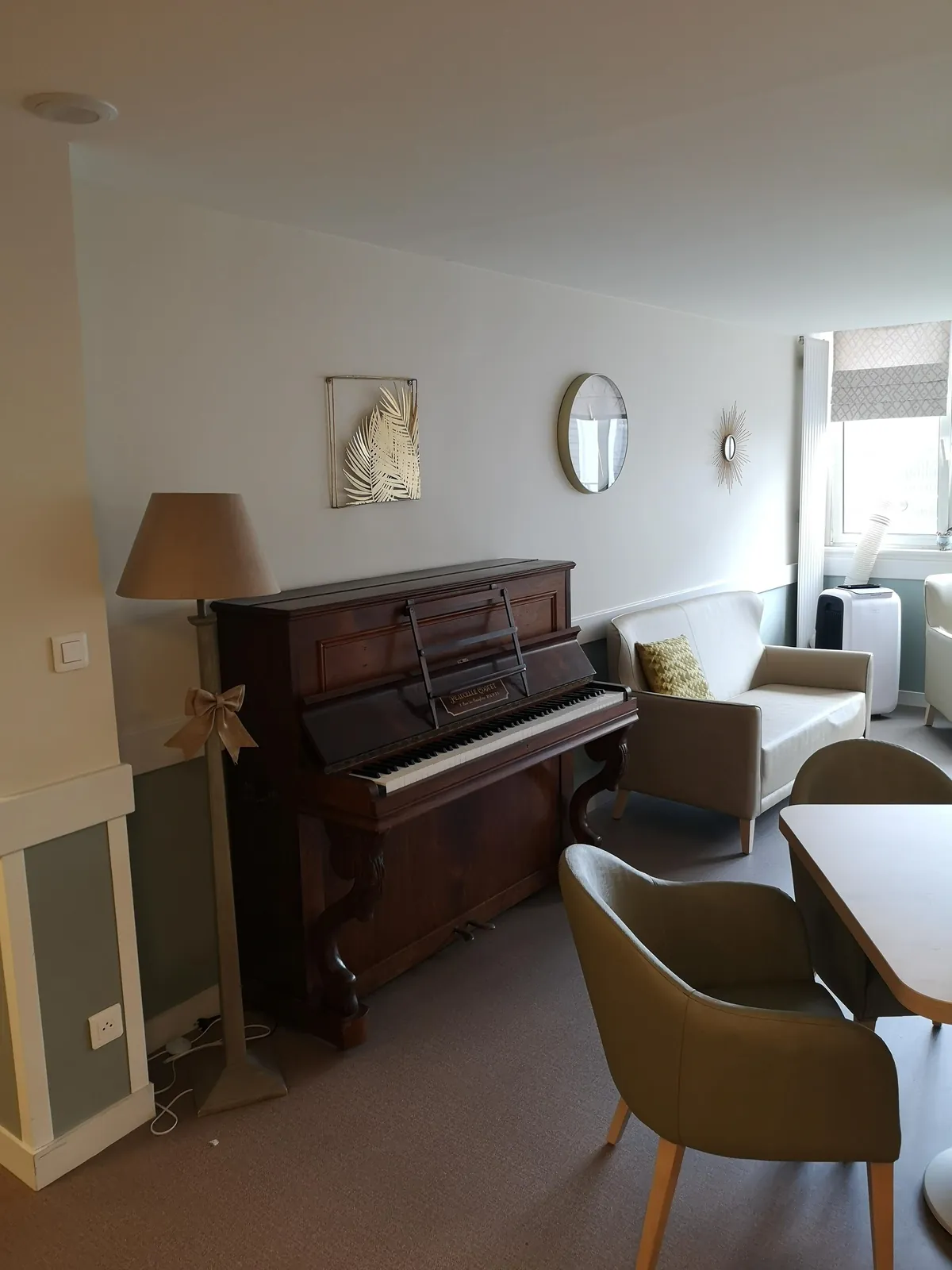 Un piano droit est arrivé à la résidence...