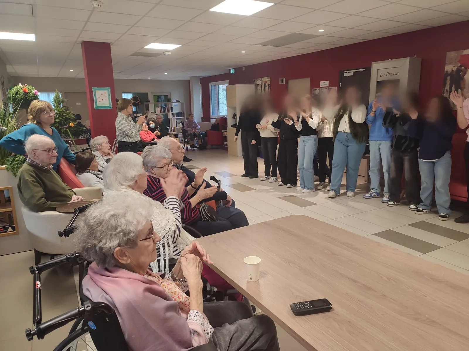 Les lycéens viennent jouer avec nos résidents !