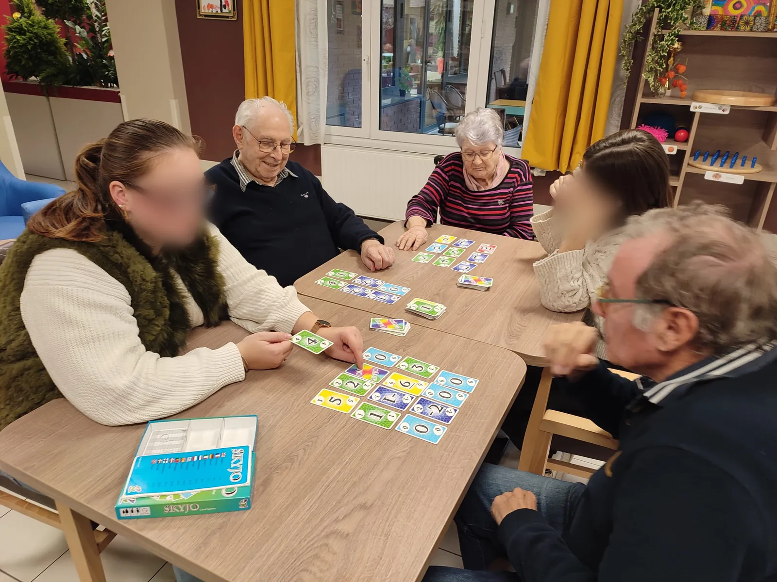 Les lycéens viennent jouer avec nos résidents !