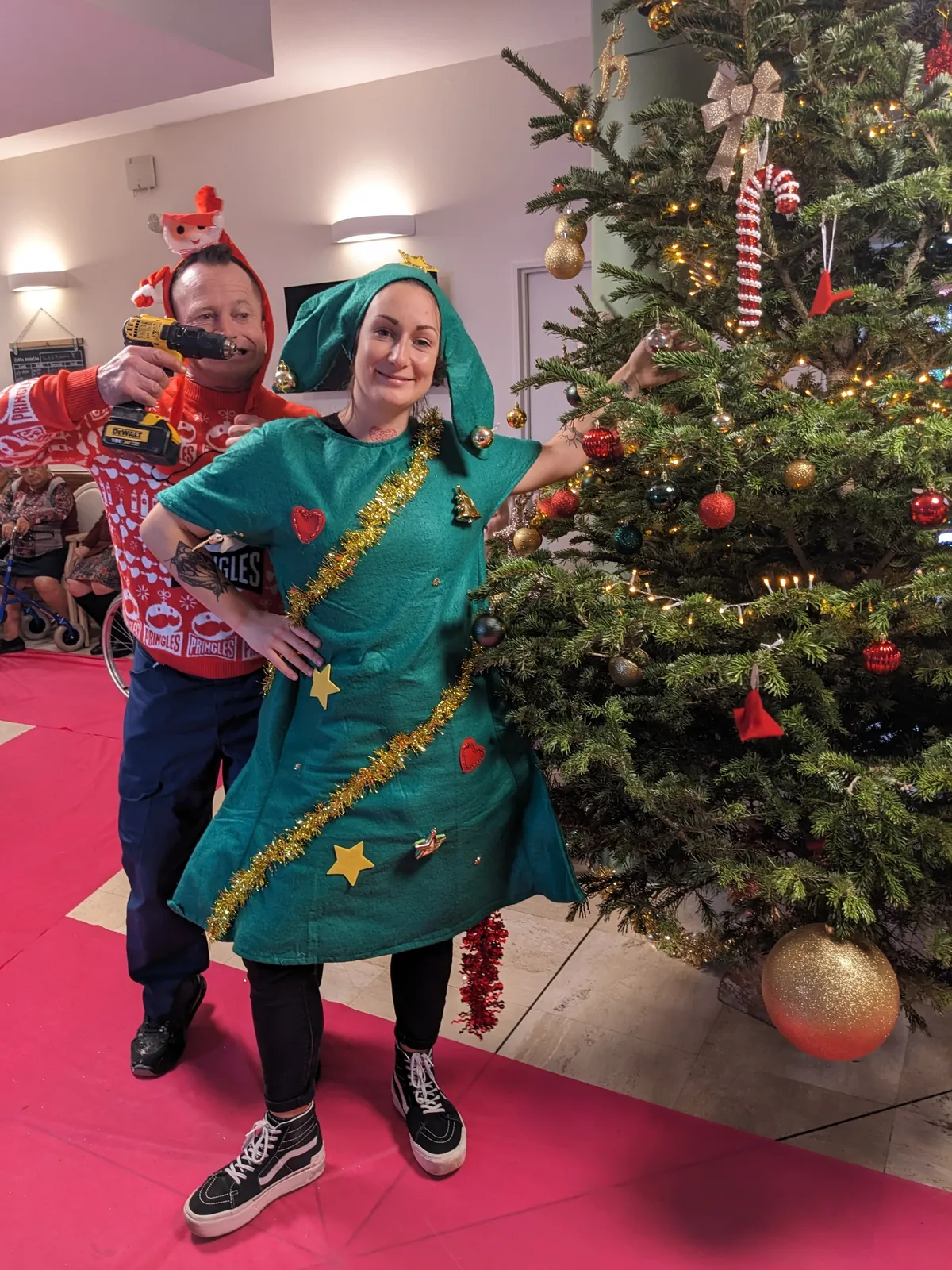 C'est dans la joie et la bonne humeur que s'est tenu le défilé du personnel en tenue de Noël !