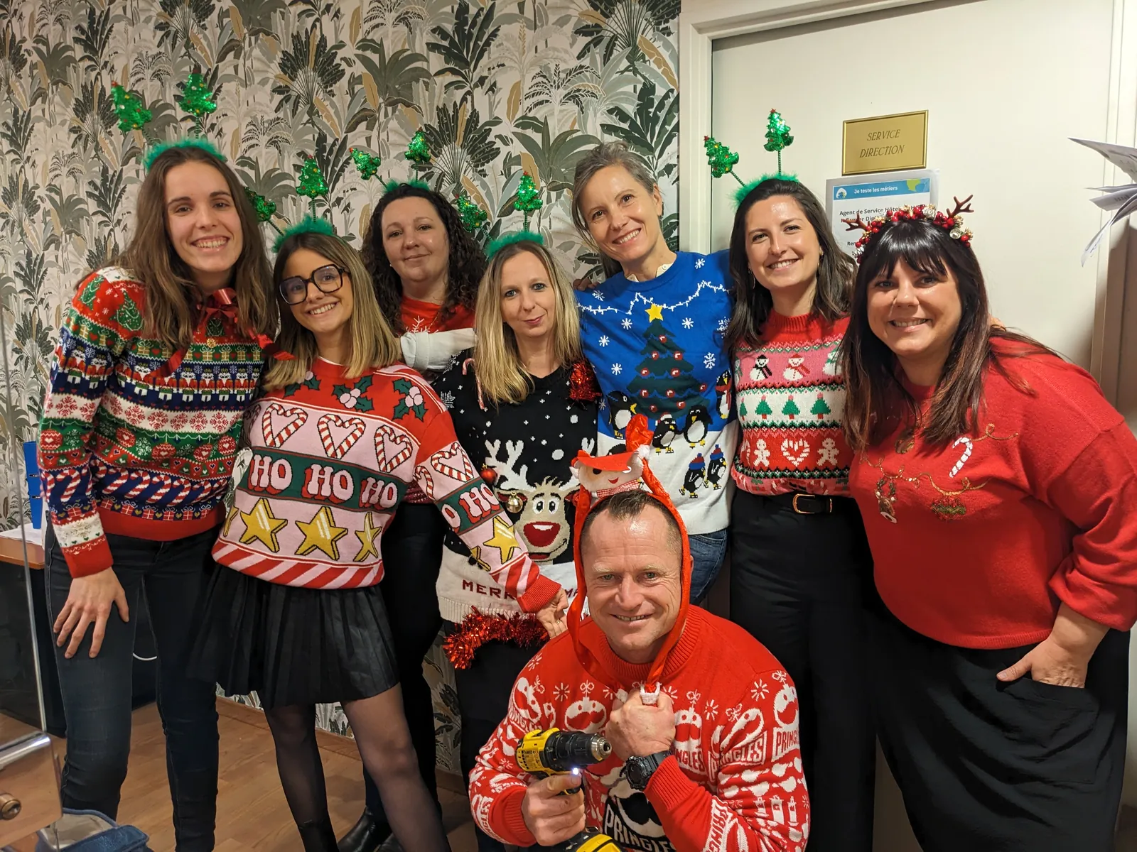 C'est dans la joie et la bonne humeur que s'est tenu le défilé du personnel en tenue de Noël !