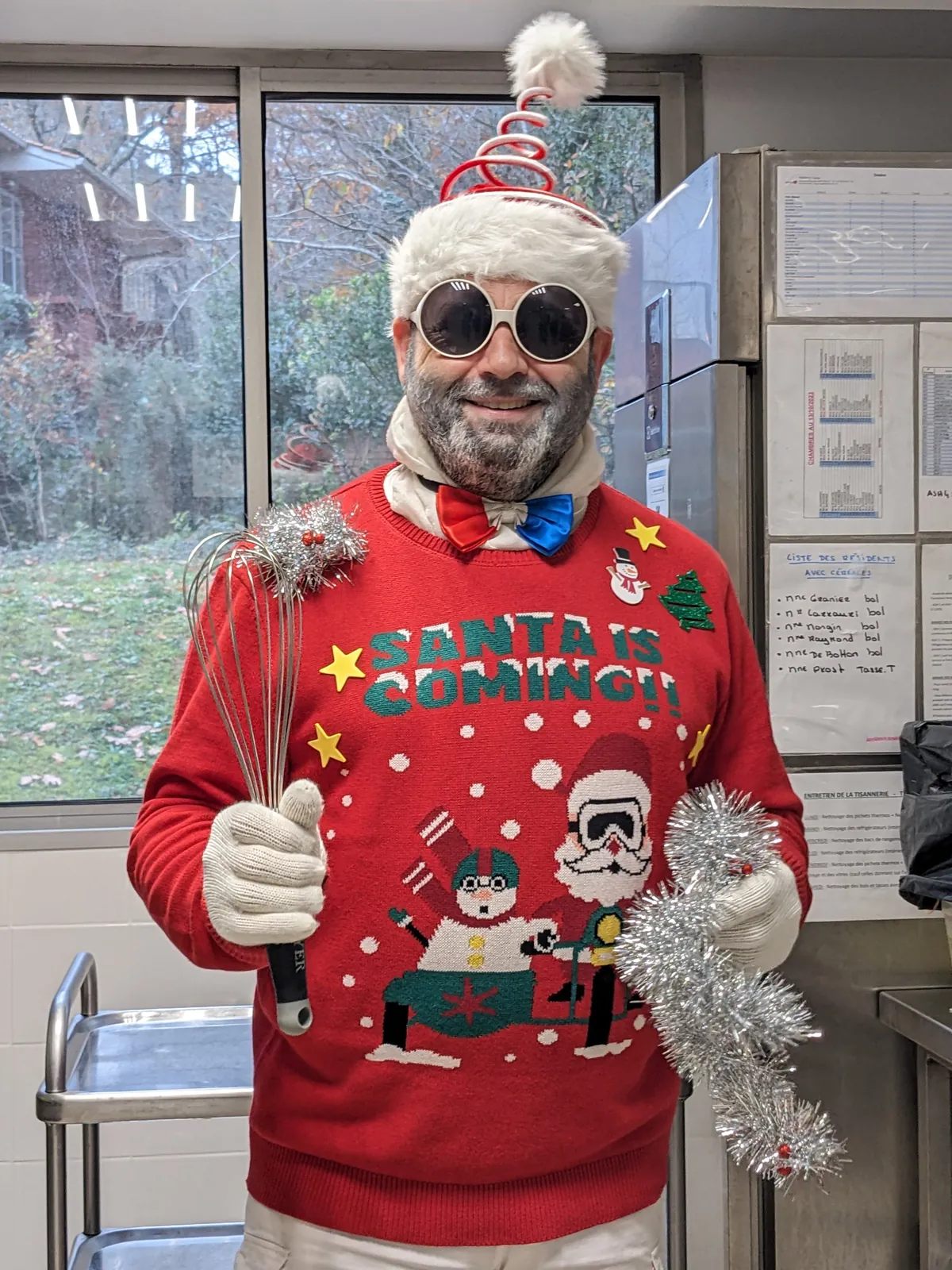 C'est dans la joie et la bonne humeur que s'est tenu le défilé du personnel en tenue de Noël !