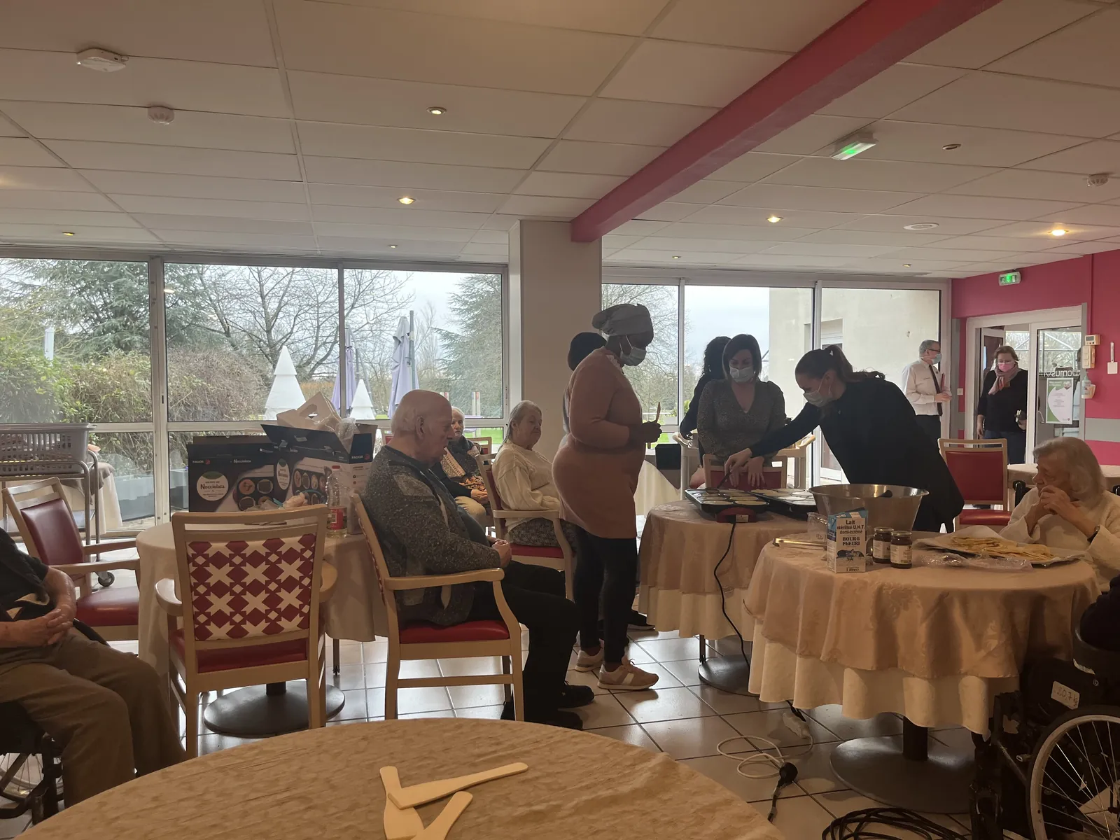 On fait sauter les crêpes pour la Chandeleur 