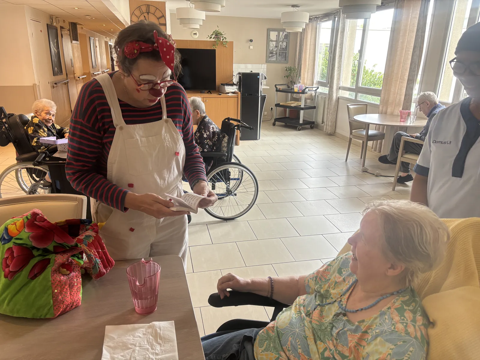 Une visite pleine de rires et de couleurs avec Olive le clown aux Marines