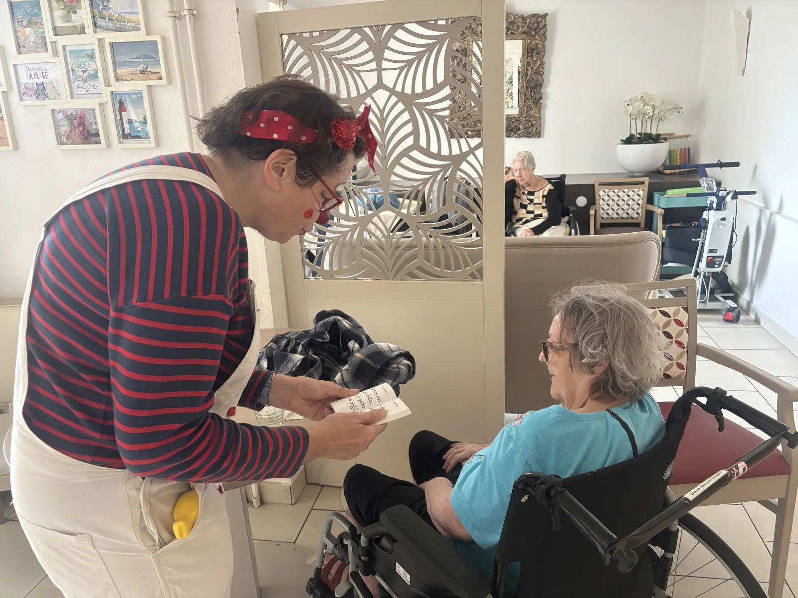 Une visite pleine de rires et de couleurs avec Olive le clown aux Marines