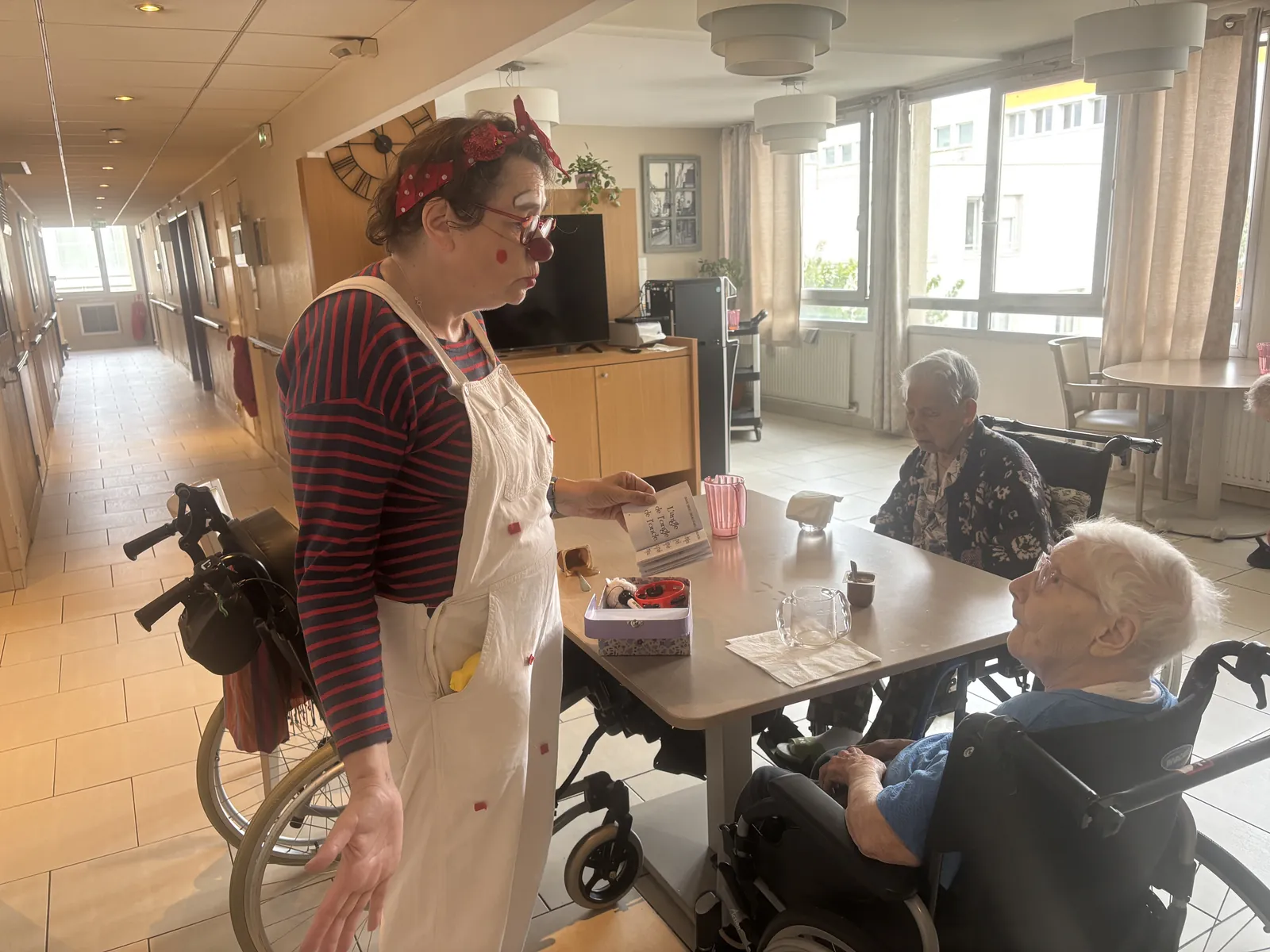 Une visite pleine de rires et de couleurs avec Olive le clown aux Marines