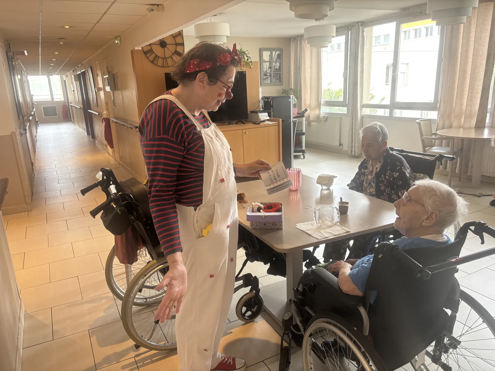 Une visite pleine de rires et de couleurs avec Olive le clown aux Marines