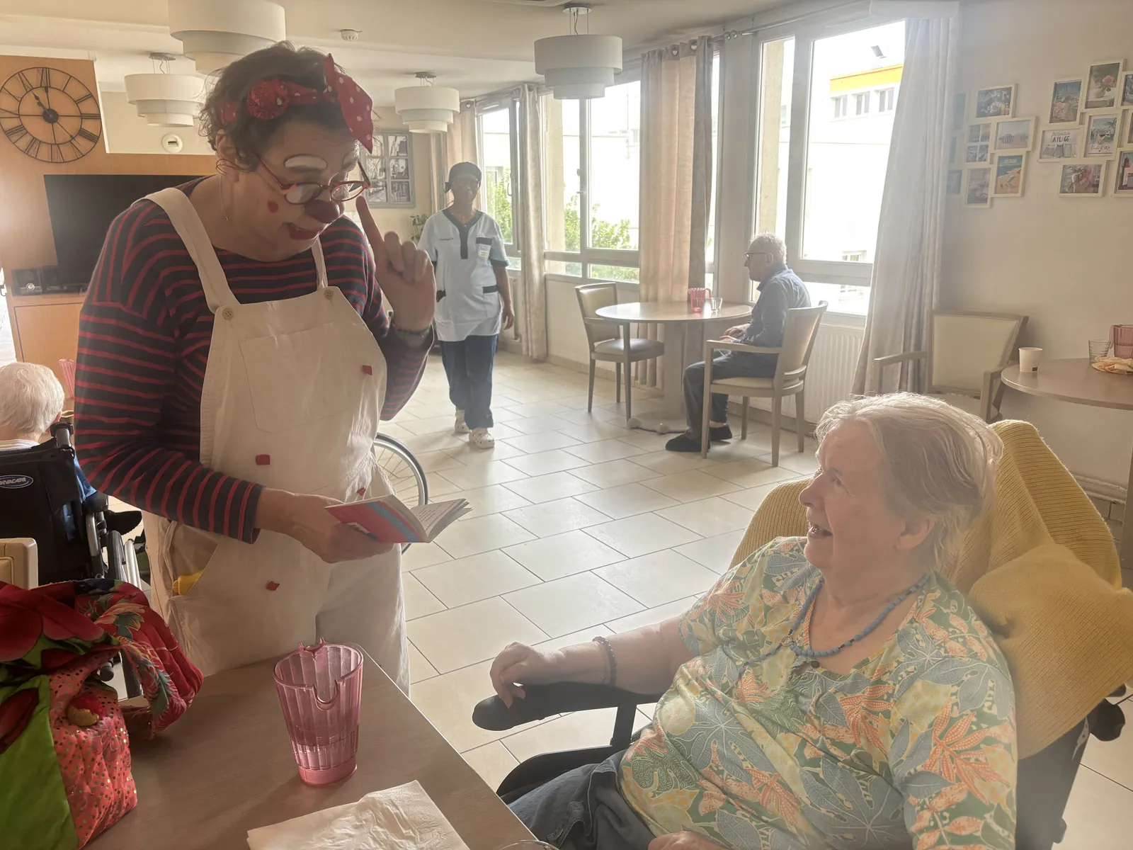 Une visite pleine de rires et de couleurs avec Olive le clown aux Marines