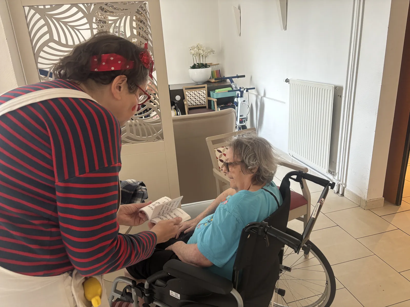 Une visite pleine de rires et de couleurs avec Olive le clown aux Marines
