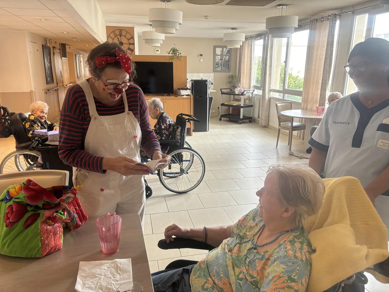 Une visite pleine de rires et de couleurs avec Olive le clown aux Marines