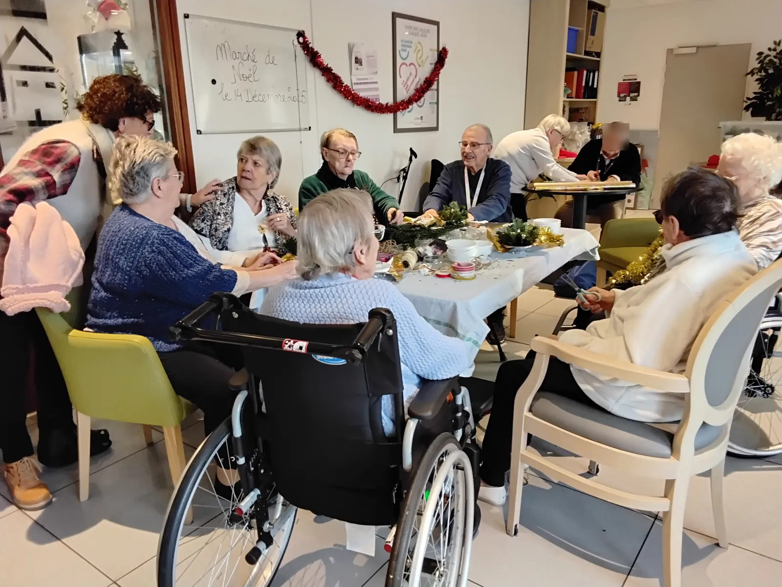 Centres de table réalisés avec les Résidents pour décorer les tables de la salle à manger.