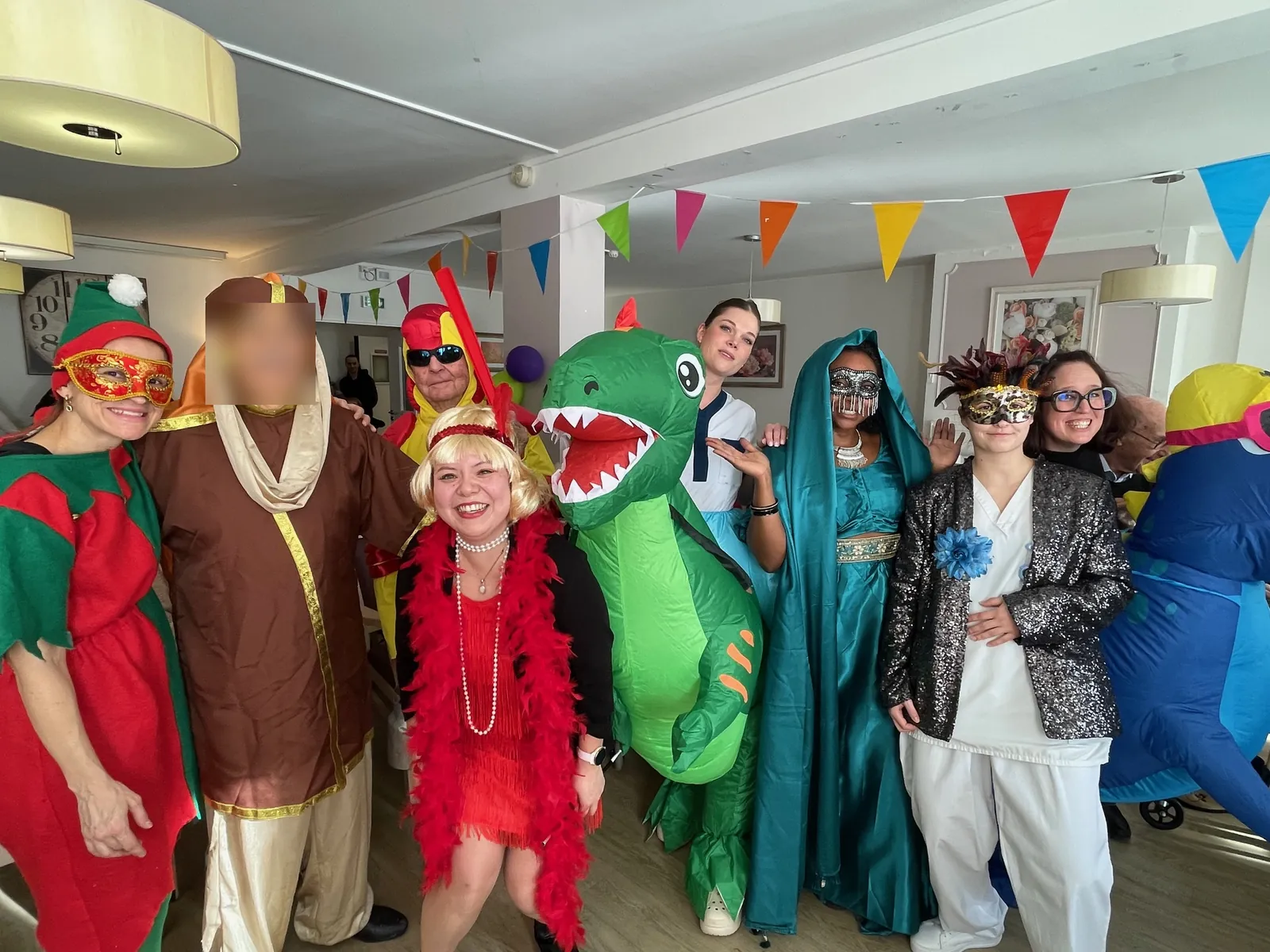 Carnaval à la résidence Les Hautes Futaies : un après-midi haut en couleurs !