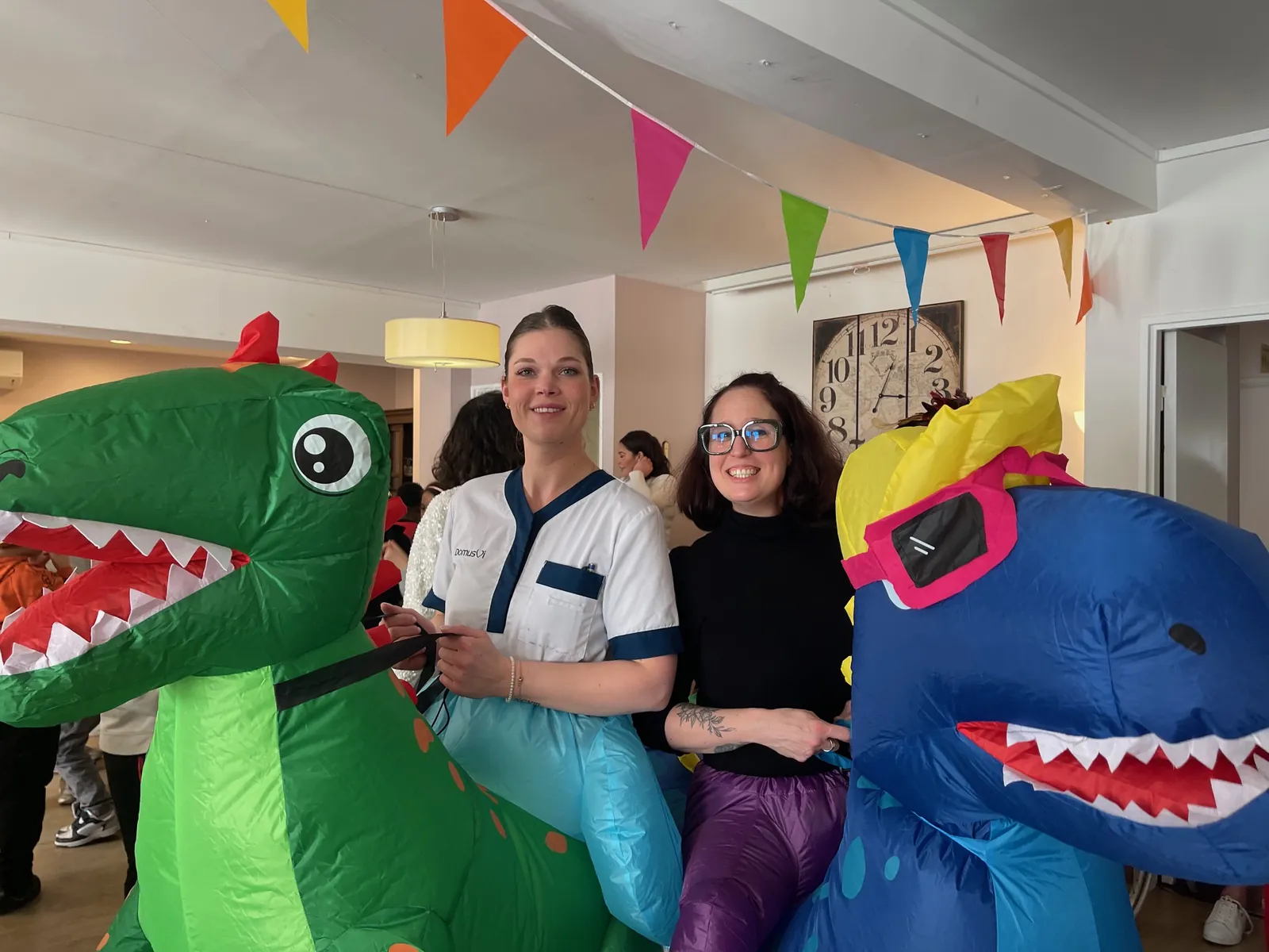 Carnaval à la résidence Les Hautes Futaies : un après-midi haut en couleurs !