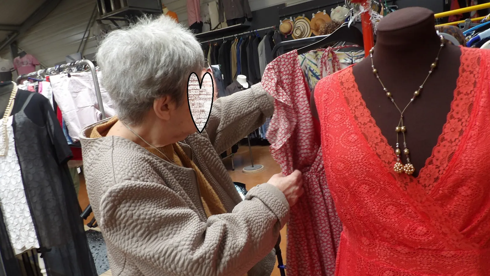 Sortie chez Emmaüs : Quand Aloïse fait son shopping malin !