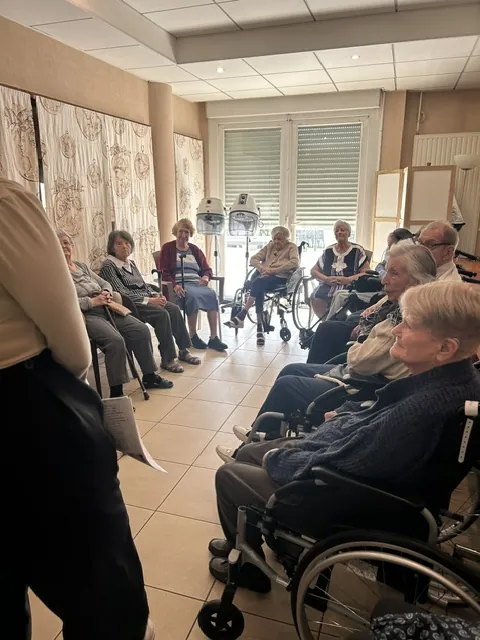 La revue de presse à la maison de retraite Les Jardins de Thiais 