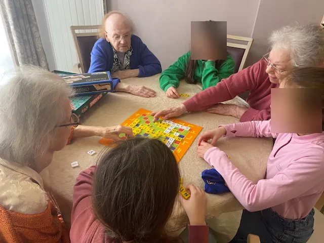 JEUX DE SOCIETE AVEC LA CLASSE DE CM1/CM2 DE L'ECOLE DES DONJONS