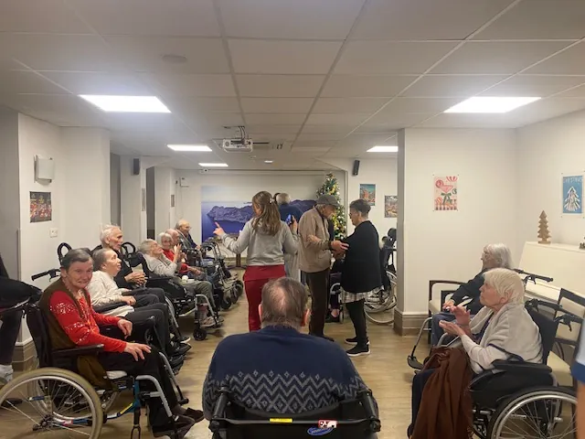 Soirée dansante improvisée dans tout l'établissement !