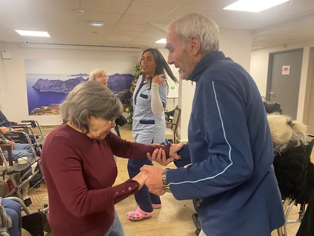 Soirée dansante improvisée dans tout l'établissement !