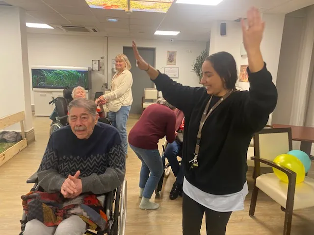 Soirée dansante improvisée dans tout l'établissement !