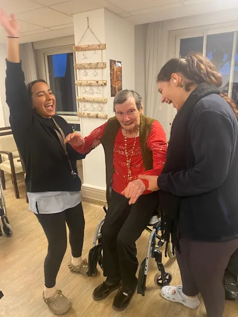 Soirée dansante improvisée dans tout l'établissement !