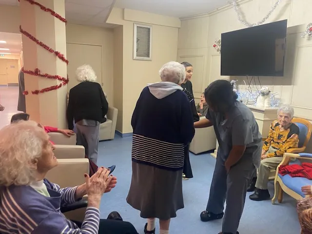 Soirée dansante improvisée dans tout l'établissement !