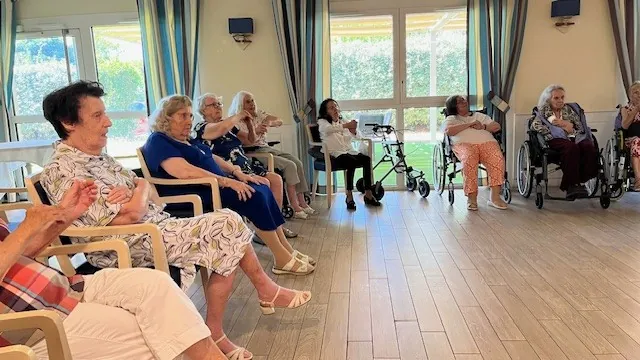 UN PETIT AIR DE FRENCH CACAN   POUR UN GRAND MOMENT DE DANSE SUR CHAISE  