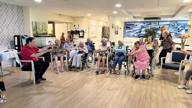 UN PETIT AIR DE FRENCH CACAN   POUR UN GRAND MOMENT DE DANSE SUR CHAISE  