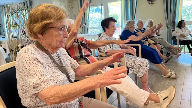 UN PETIT AIR DE FRENCH CACAN   POUR UN GRAND MOMENT DE DANSE SUR CHAISE  