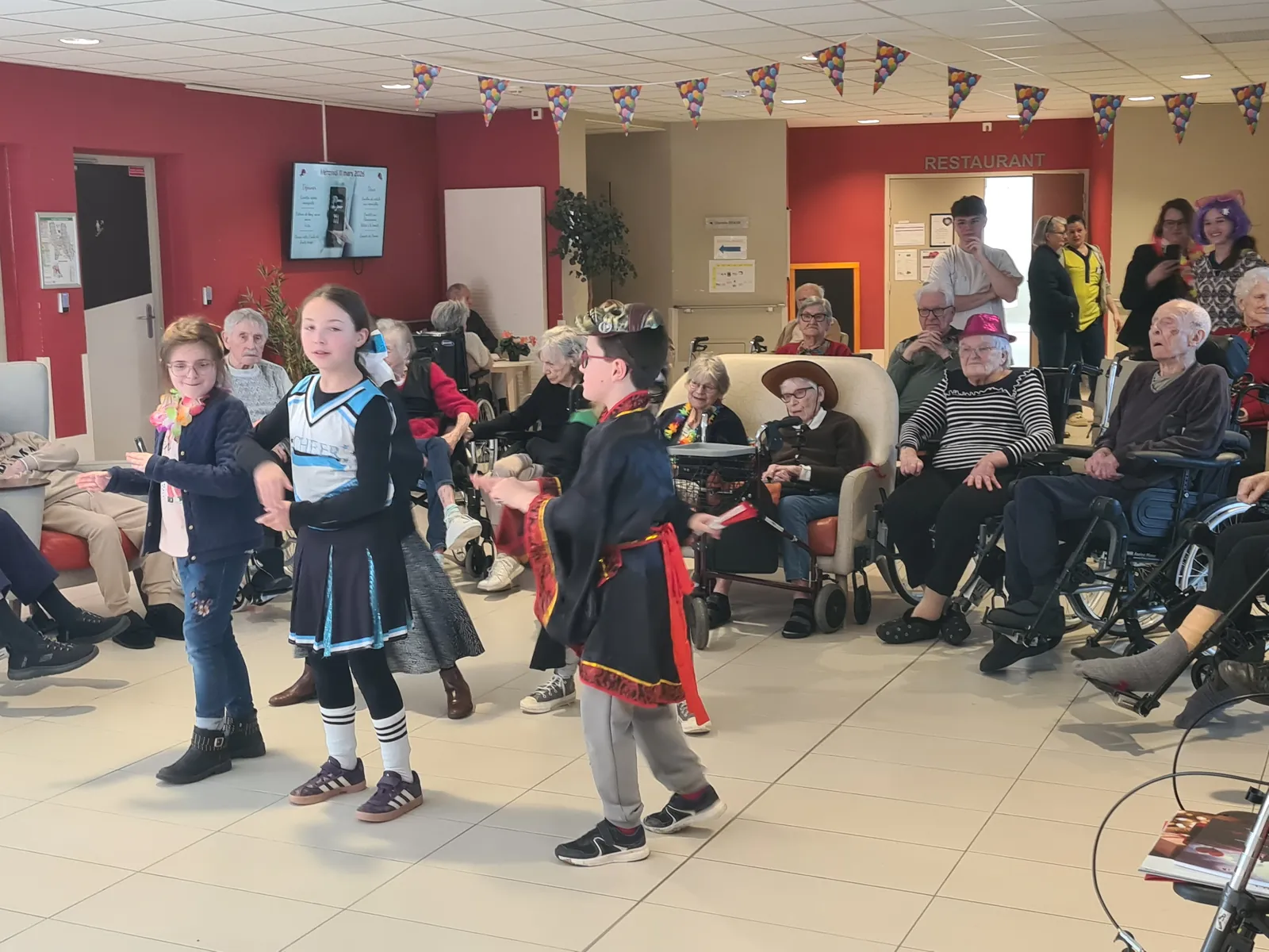Carnaval à la résidence : un moment de partage intergénérationnel