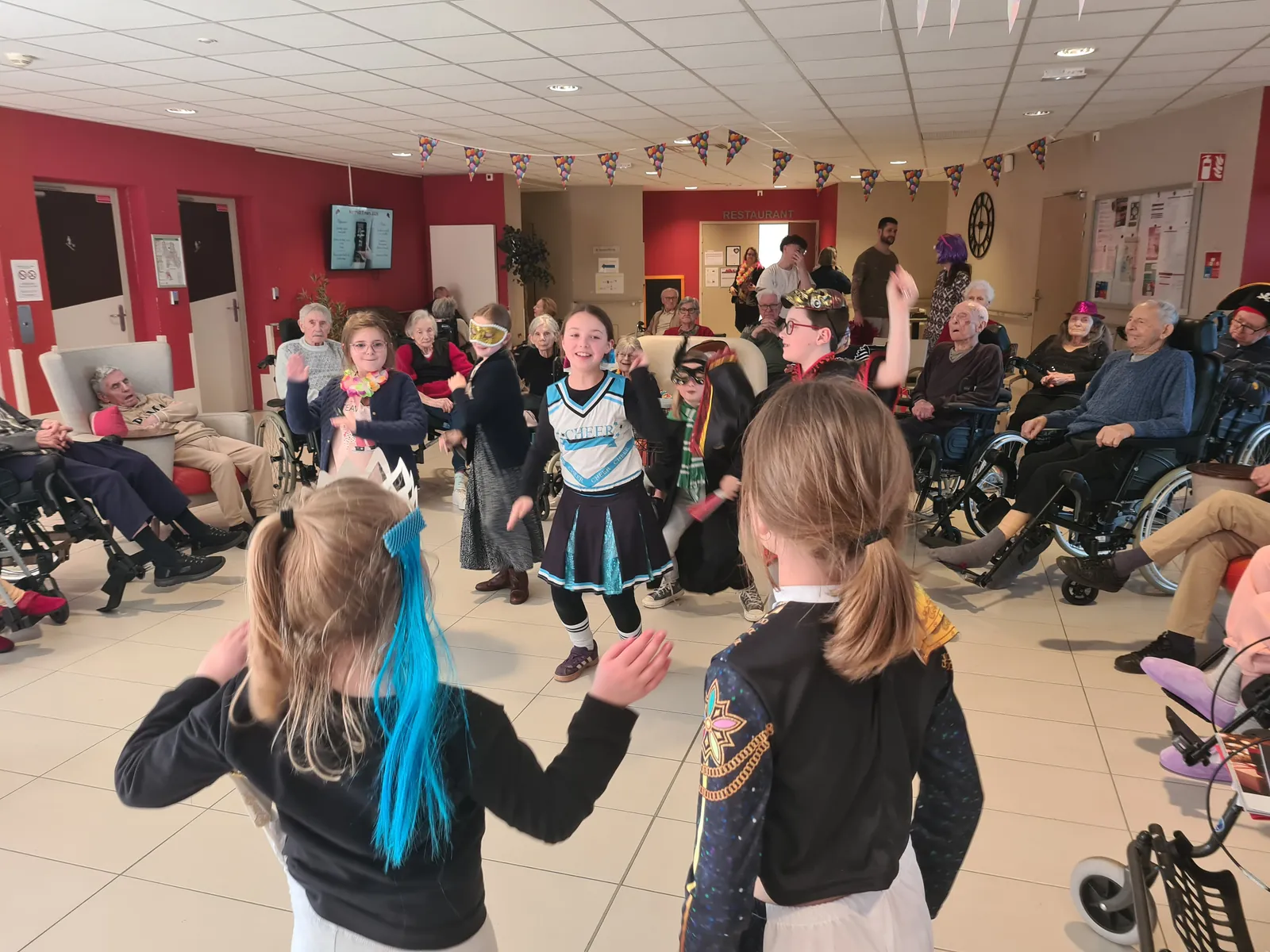 Carnaval à la résidence : un moment de partage intergénérationnel