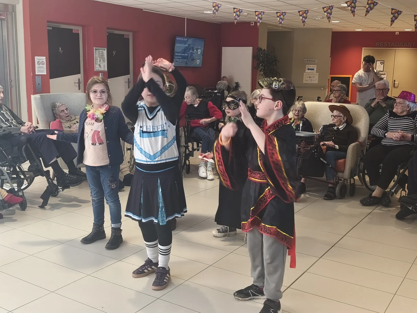Carnaval à la résidence : un moment de partage intergénérationnel