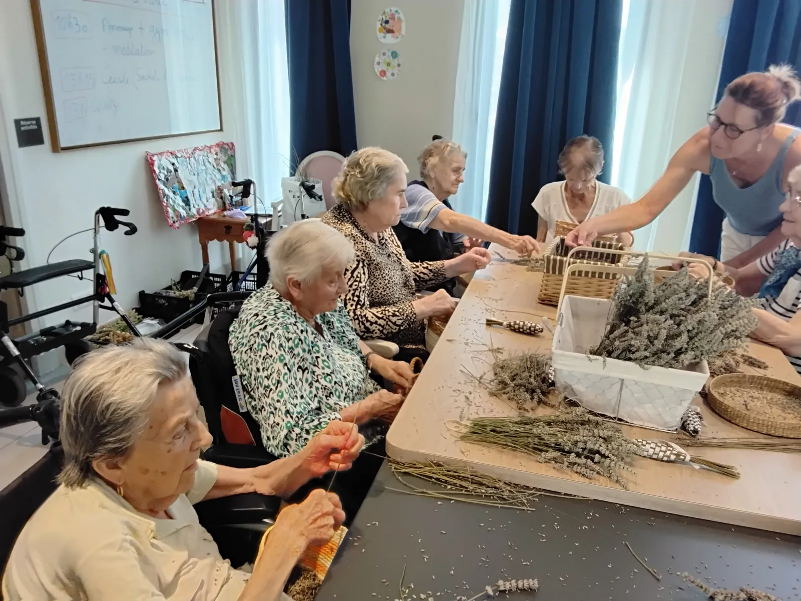 Sachets de Lavande avec Cécile à la résidence Saint-Jean d'Agen