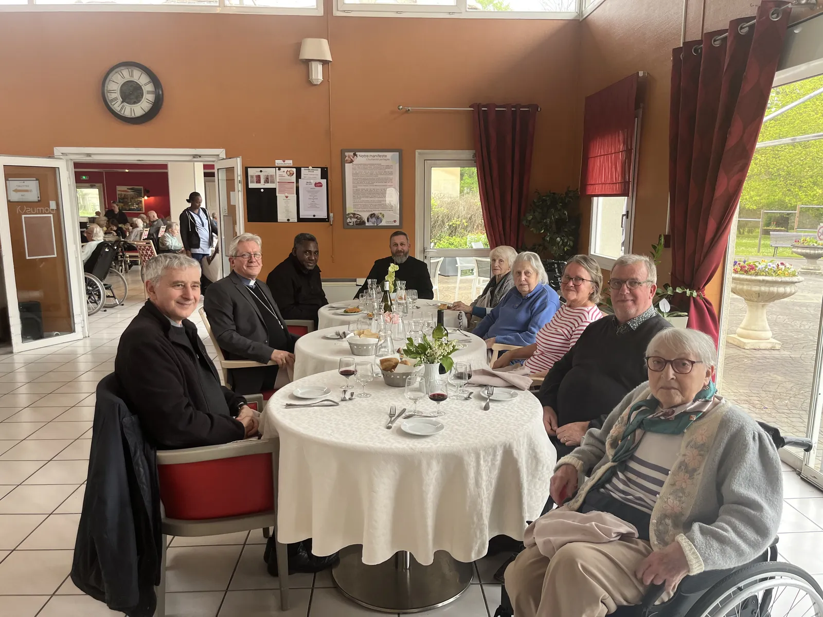 Venue de l'évêque de Beauvais à la résidence
