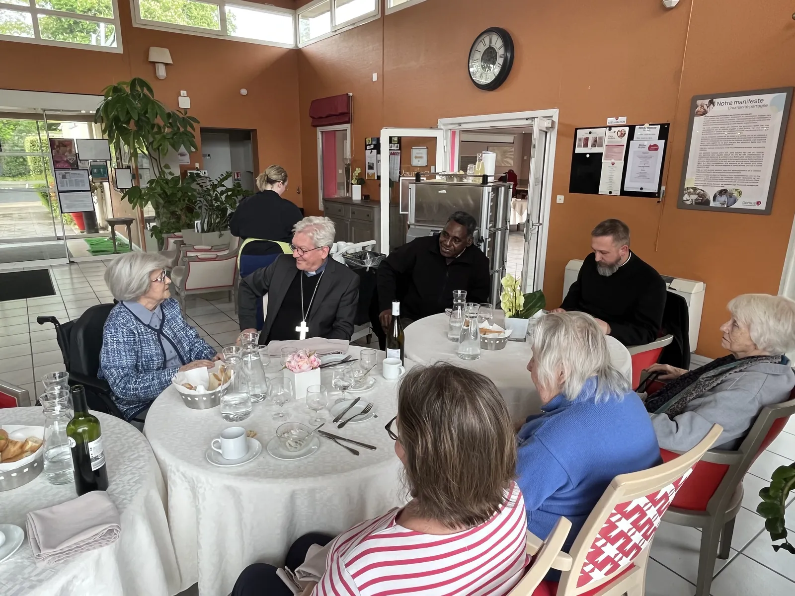 Venue de l'évêque de Beauvais à la résidence