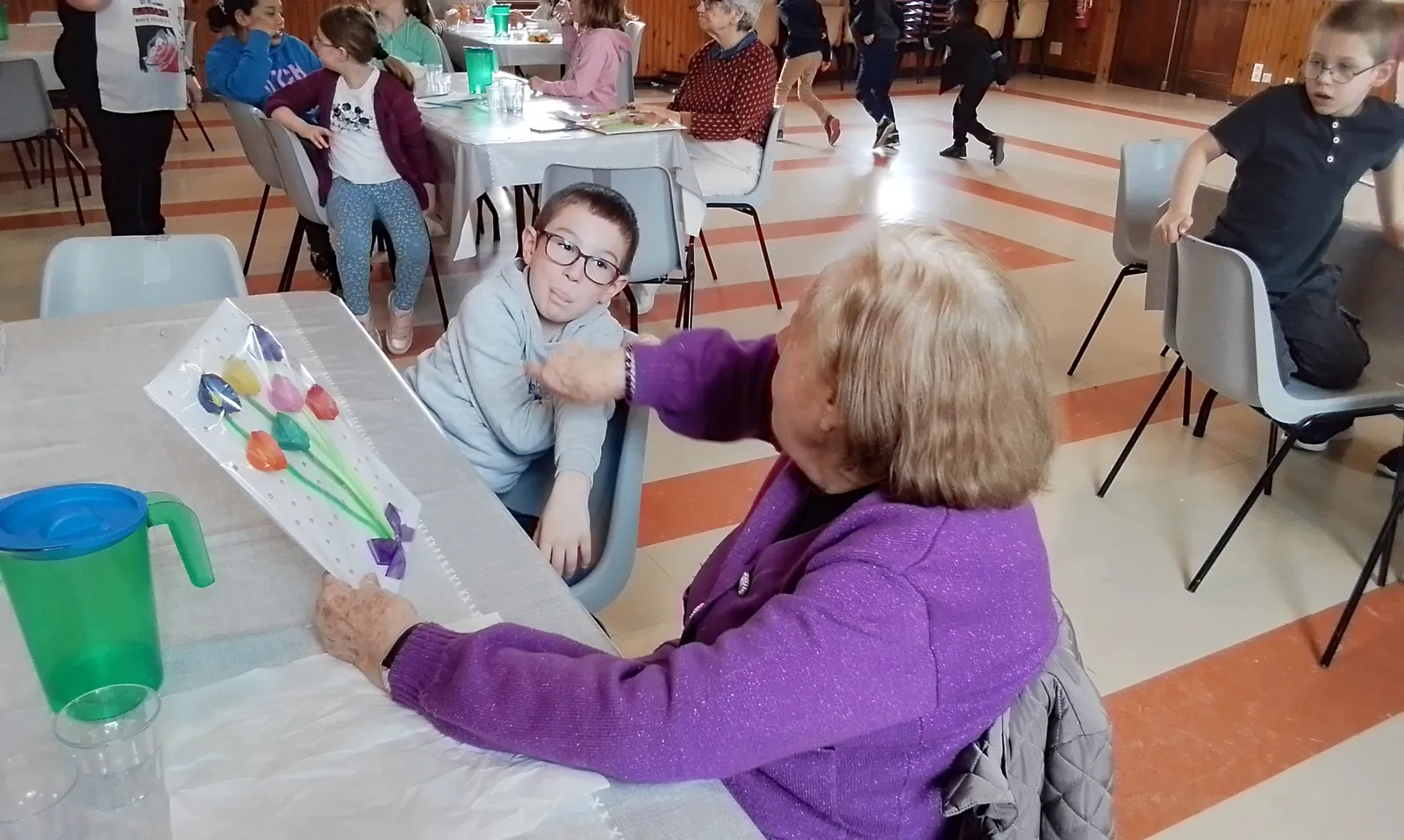 Déjeuner avec les enfants de l'école de Domptin
