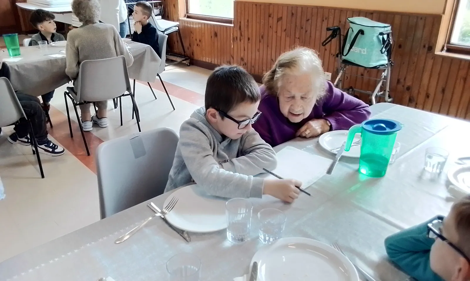 Déjeuner avec les enfants de l'école de Domptin