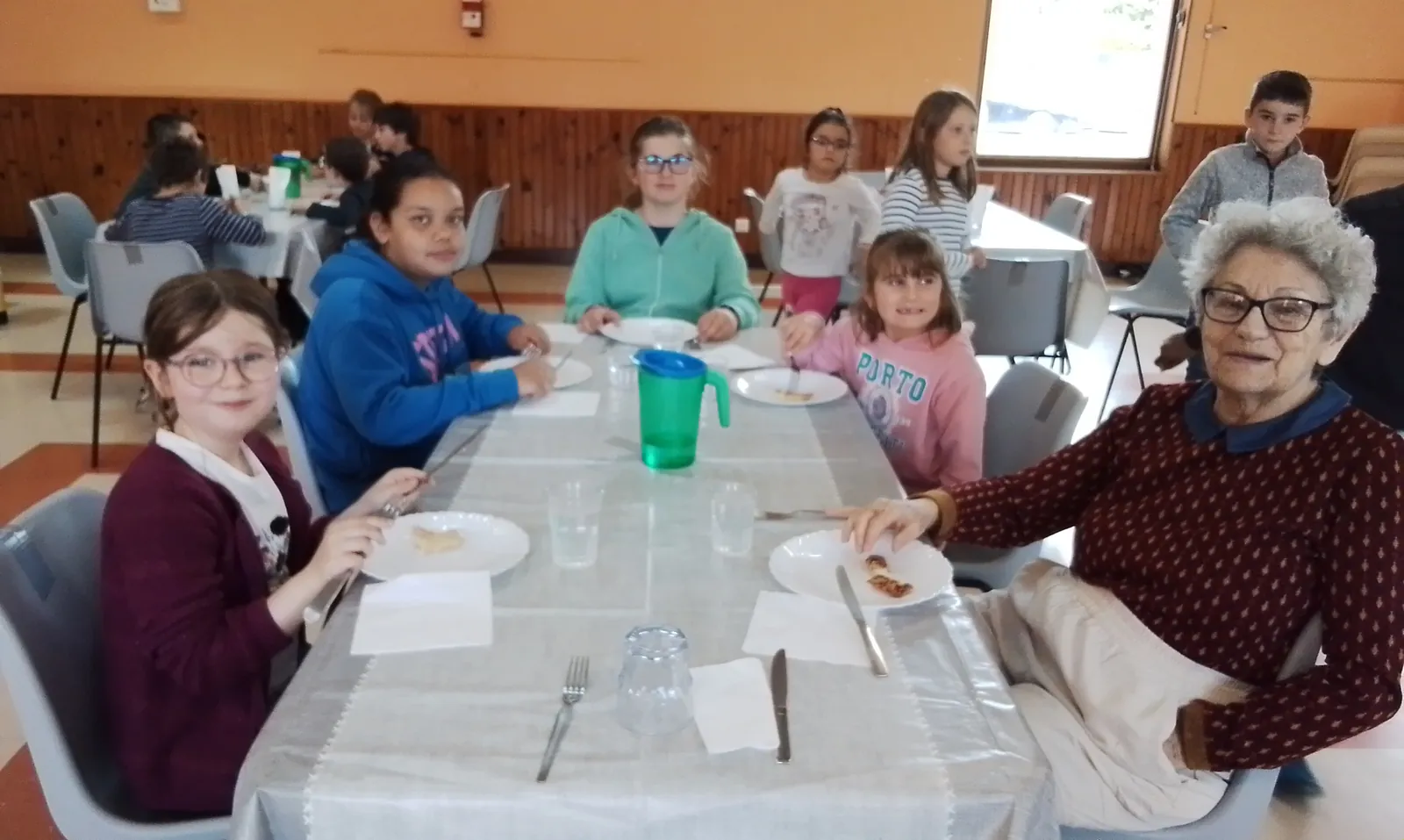Déjeuner avec les enfants de l'école de Domptin
