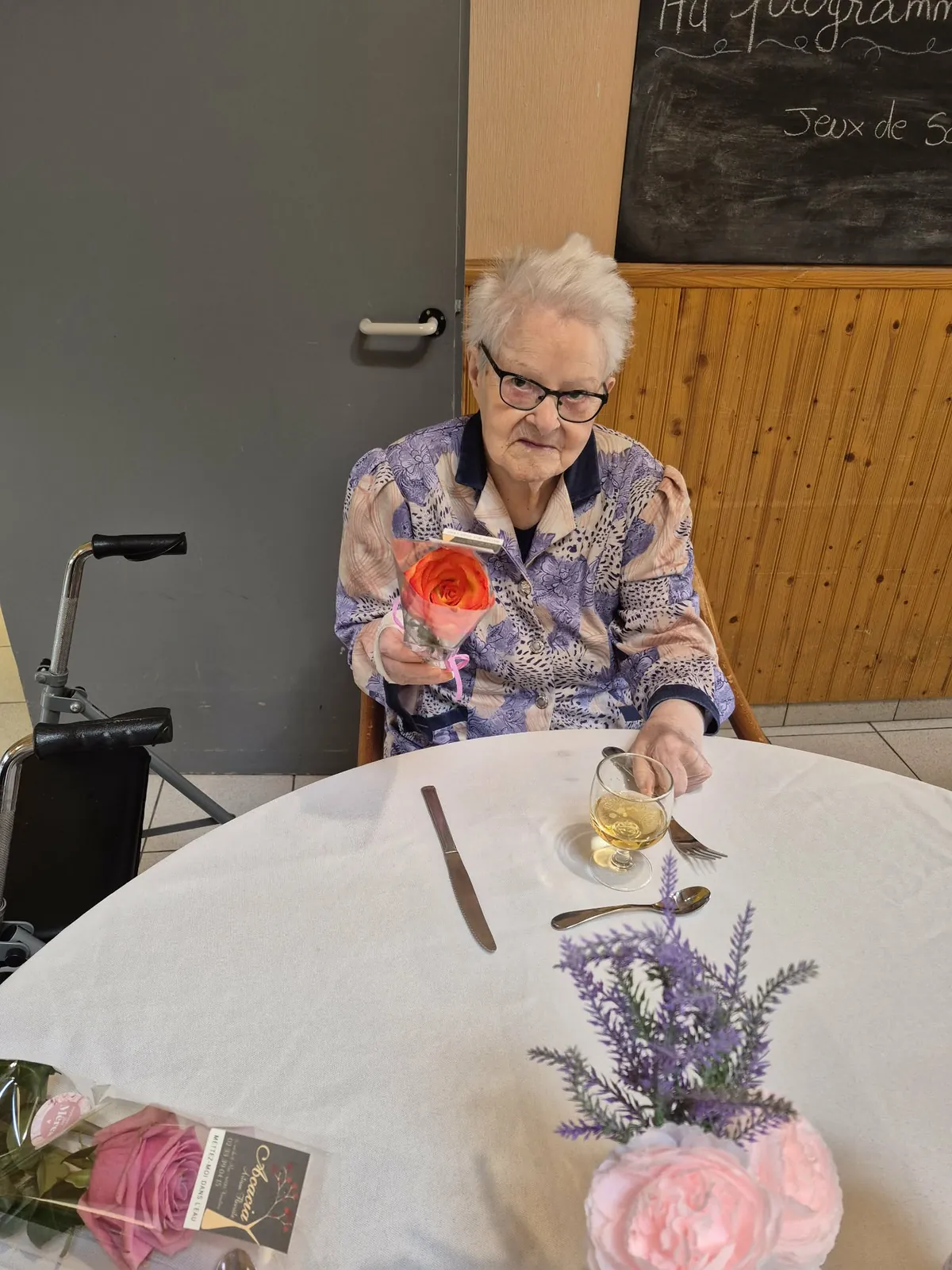 Fête des Mères : une attention fleurie pour résidentes et collaboratrices 