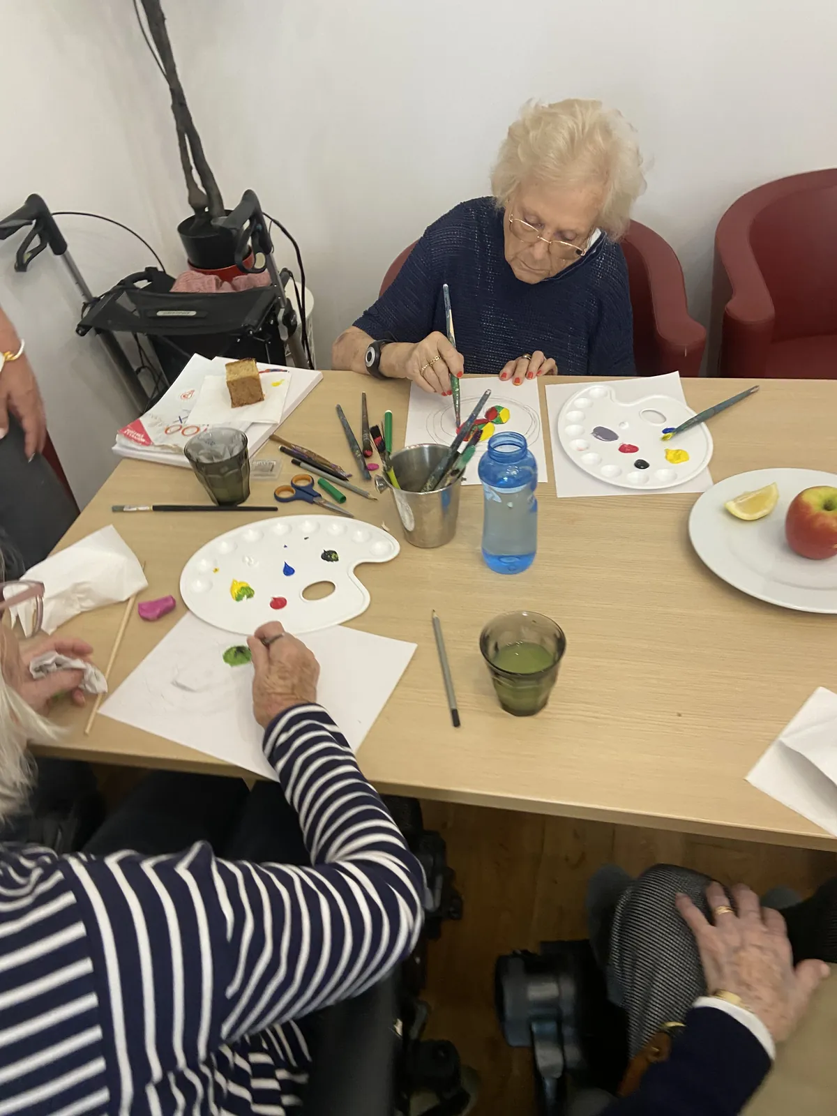 Atelier peinture avec Mme Rhoart : une immersion artistique réussie