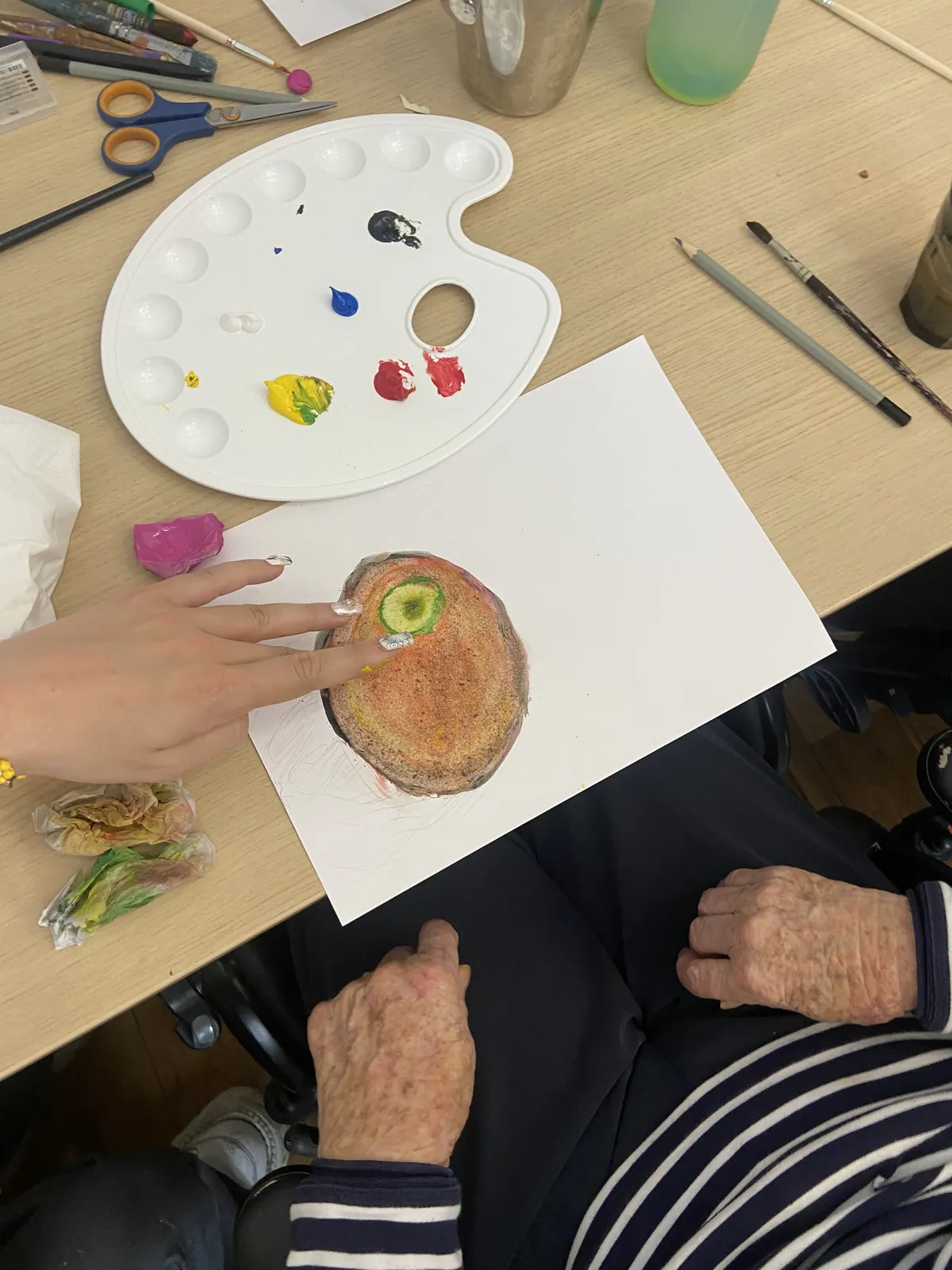 Atelier peinture avec Mme Rhoart : une immersion artistique réussie