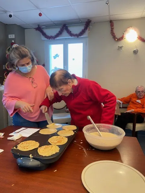 Atelier crêpes à l’Unité de Vie Protégée