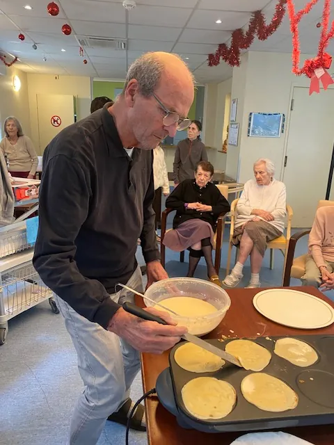 Atelier crêpes à l’Unité de Vie Protégée