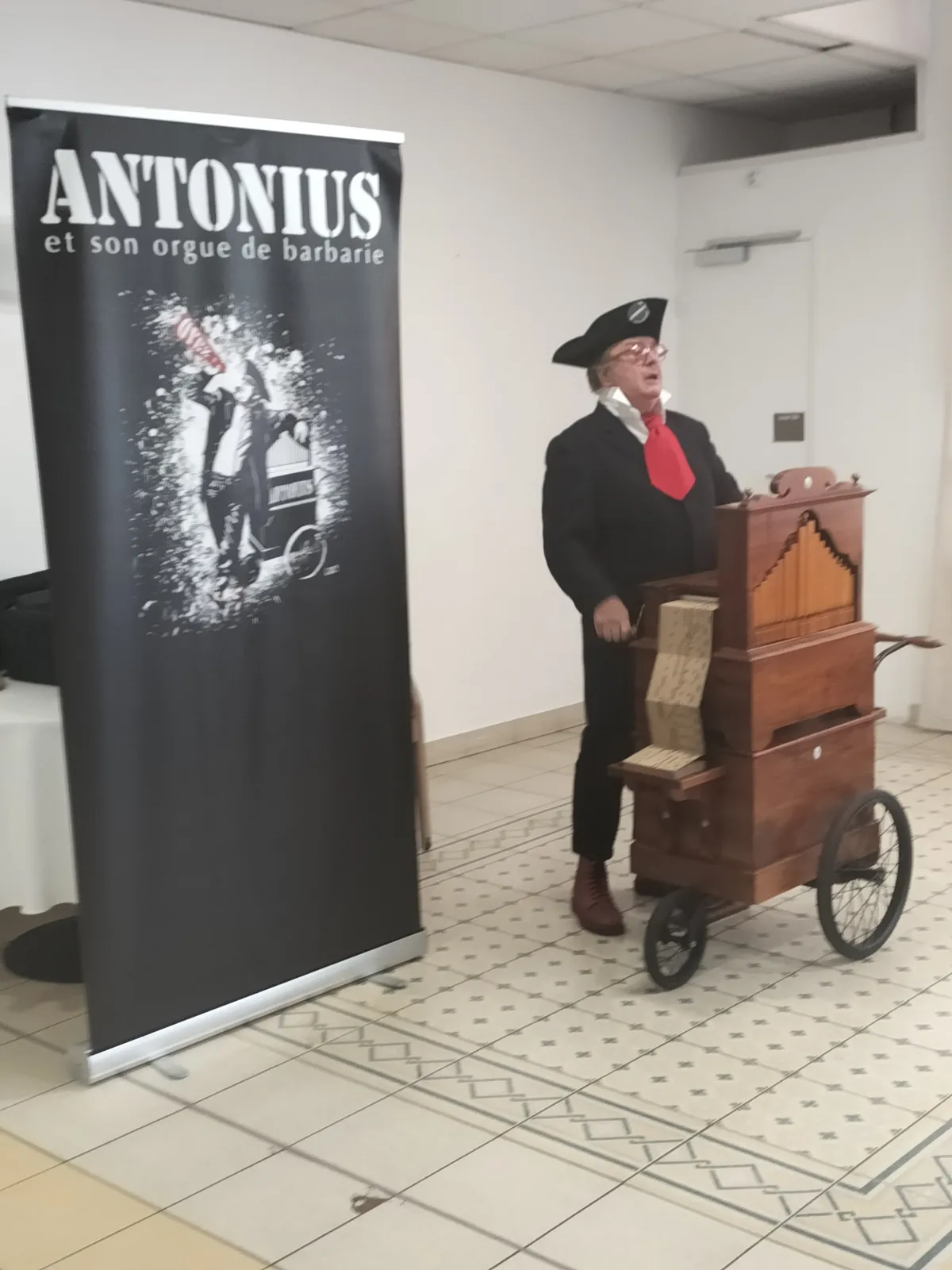 ANTONIUS et son orgue de barbarie 