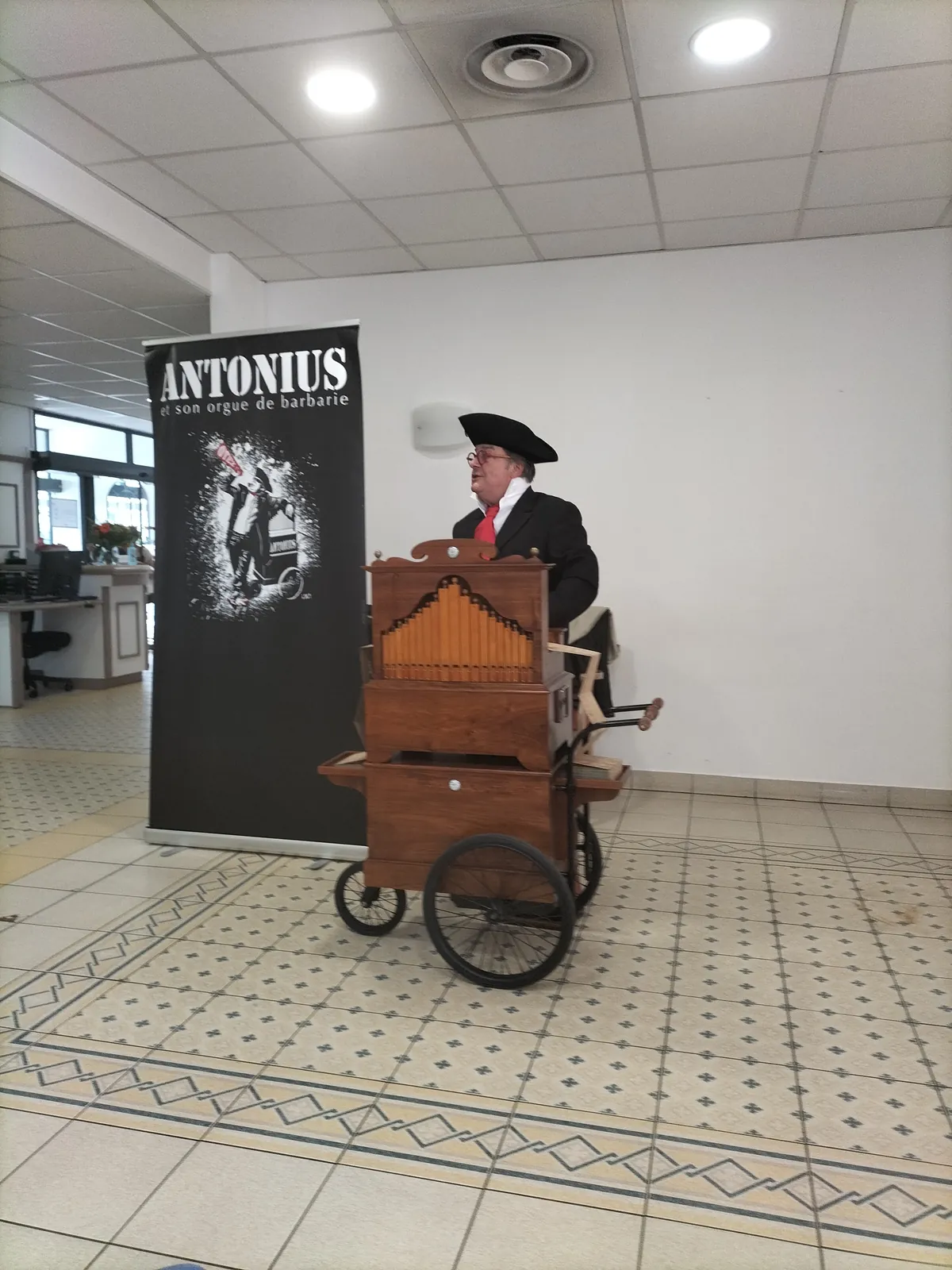 ANTONIUS et son orgue de barbarie 