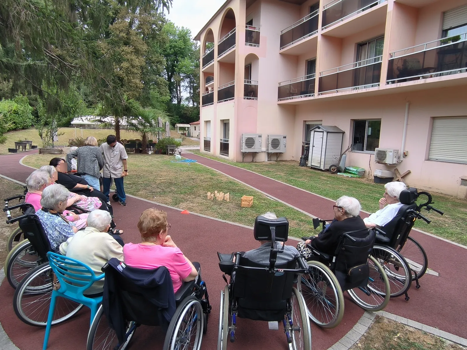 Entre compétition et éclats de rire : après-midi Molkky au jardin