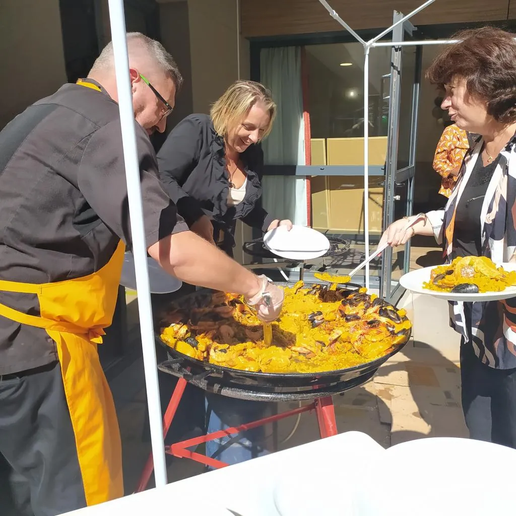 Paëlla géante pour la fête de la Résidence