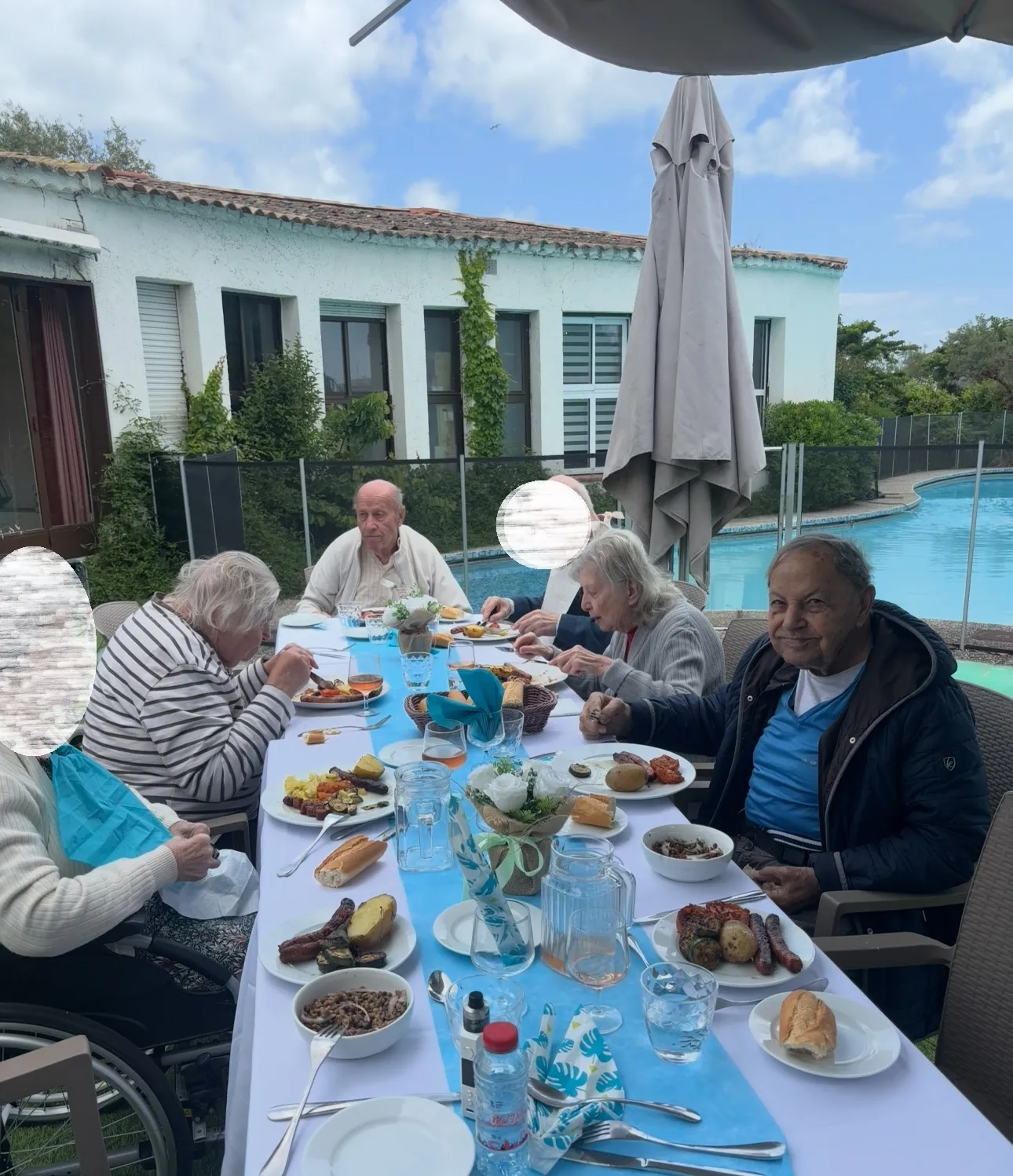 Tous les vendredis, c’est barbecue party au bord de la piscine !
