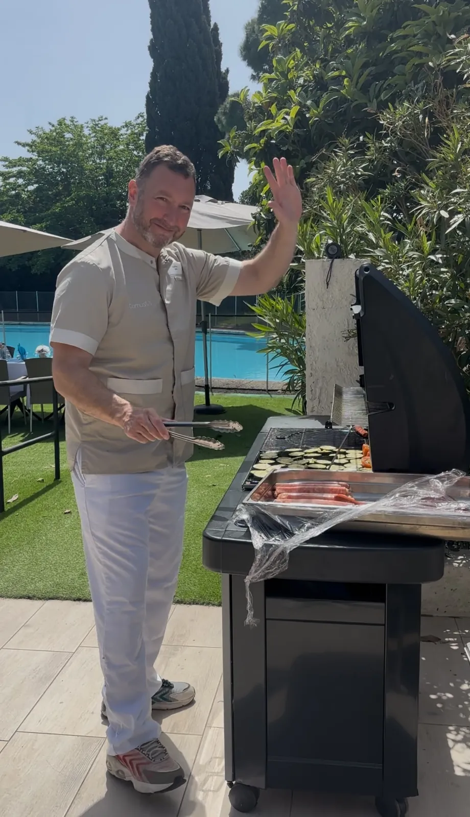 Tous les vendredis, c’est barbecue party au bord de la piscine !
