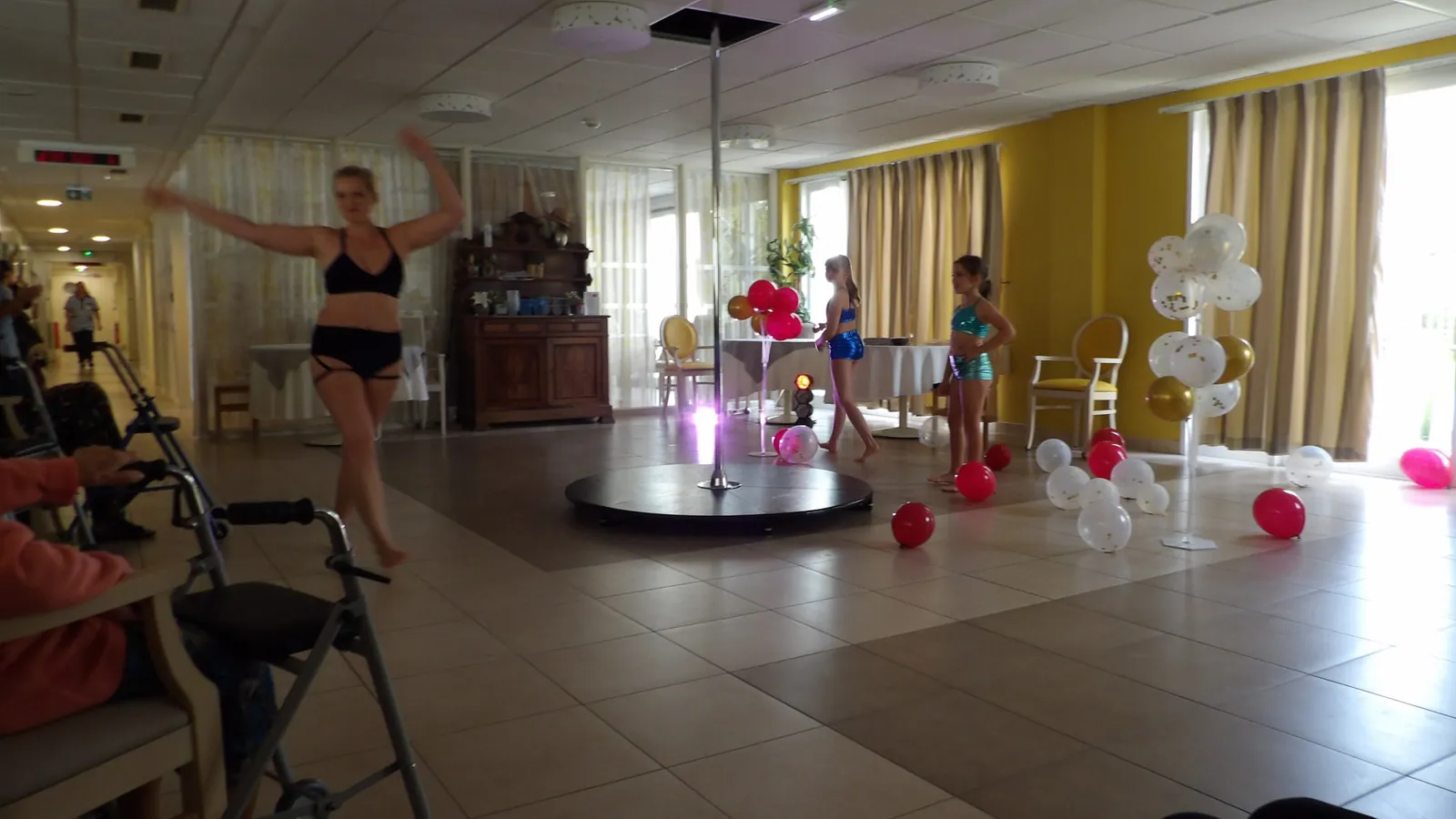 Un show de pole dance aux Jardins du Marais 